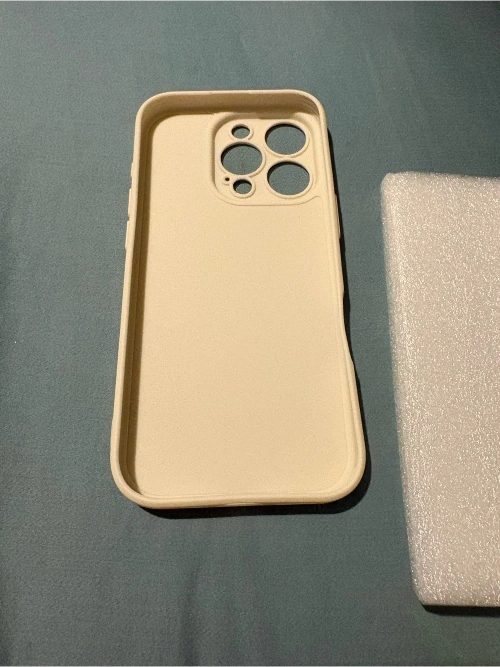 iPhone 16 Silicone Case with Tempered Glass Screen Protector - Cream